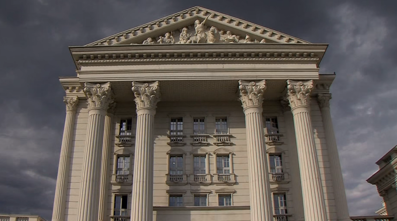 Наместо да свика итна седница за мерки, Владата се шета во Брисел на прослави, вели Филипче