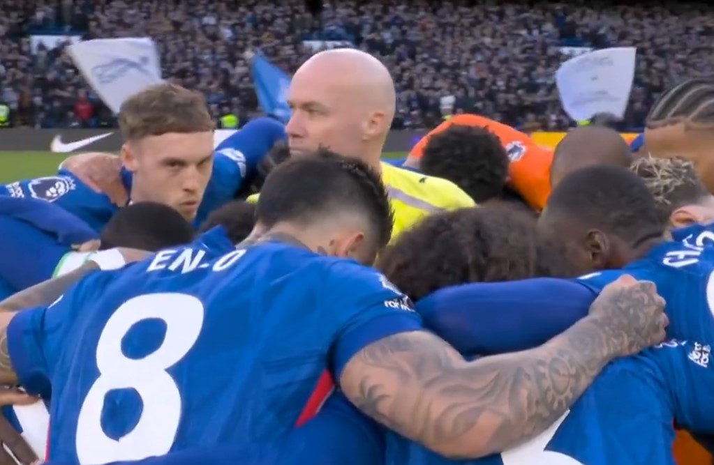 Каков хит: Фудбалерите на Челси се мотивираа заедно со судијата! (ВИДЕО)