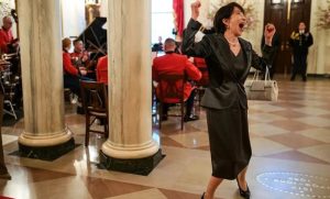 (ВИДЕО+ФОТО) Опуштено издание – Јапонската премиерка стана вирален хит поради фотографија за време на вечера во Белата куќа