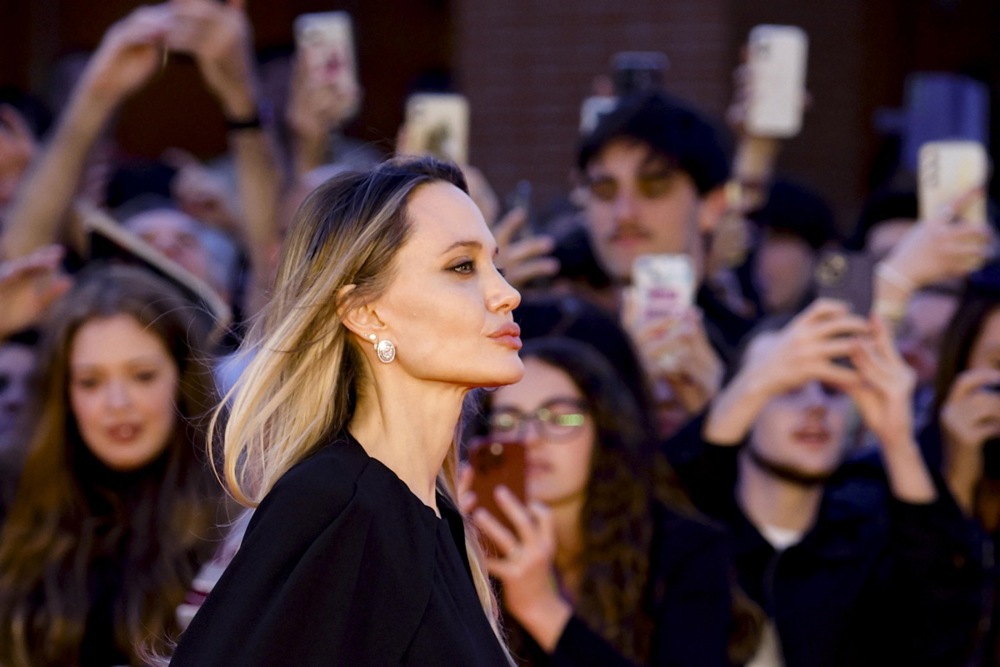 (Видео) Згоден, помлад од неа и (сè уште) во брак: Анџелина Џоли конечно има дечко?