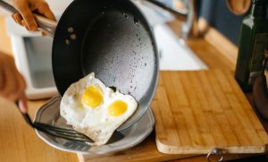 Извор на протеини и масти – Можете ли да јадете јајца ако имате висок холестерол?