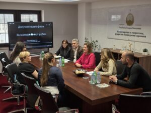 Младите ја раскажуваат приказната за рубинот – Божиновска се сретна со наградените ученички