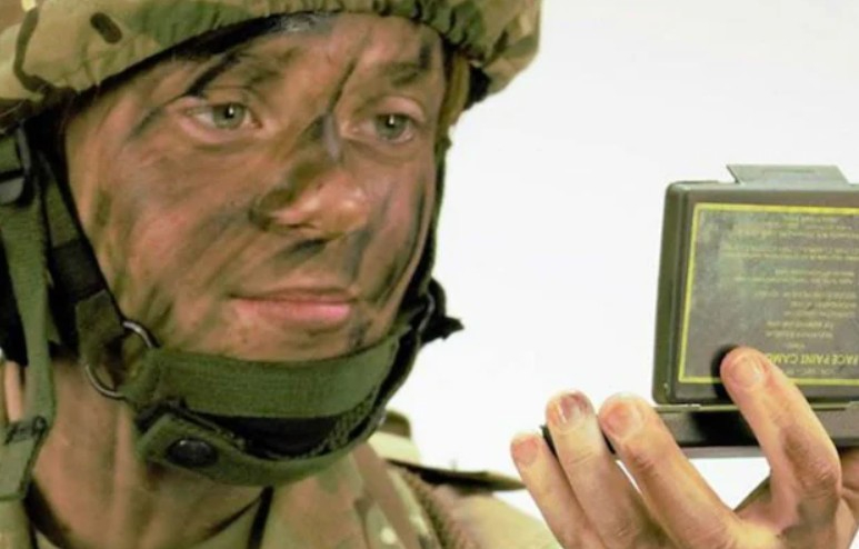 Иран гори, британските војници се шминкаат