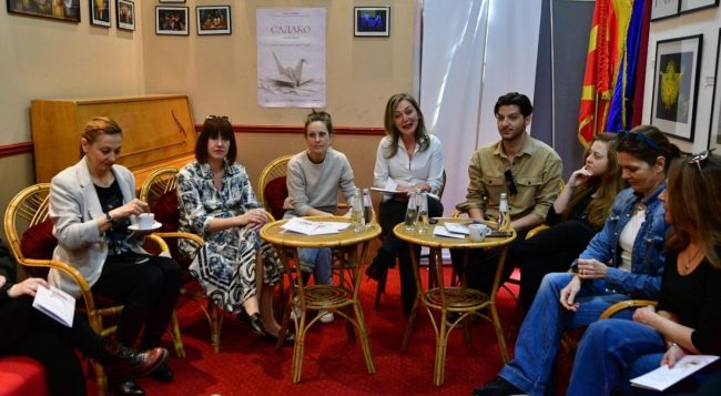 „САДАКО САКА ДА ЖИВЕЕ“ ЗБОРУВА ВО ИМЕ НА СИТЕ КОИ СТРАДАЛЕ ОД ВОЈНИТЕ, ВЕЛИ ЕКИПАТА НА НОВАТА ПРЕТСТАВА НА ТЕАТАРОТ ЗА ДЕЦА И МЛАДИНЦИ