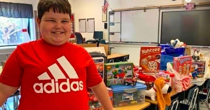 Ученици тајно собирале играчки за момче кое изгубило сè во пожар
