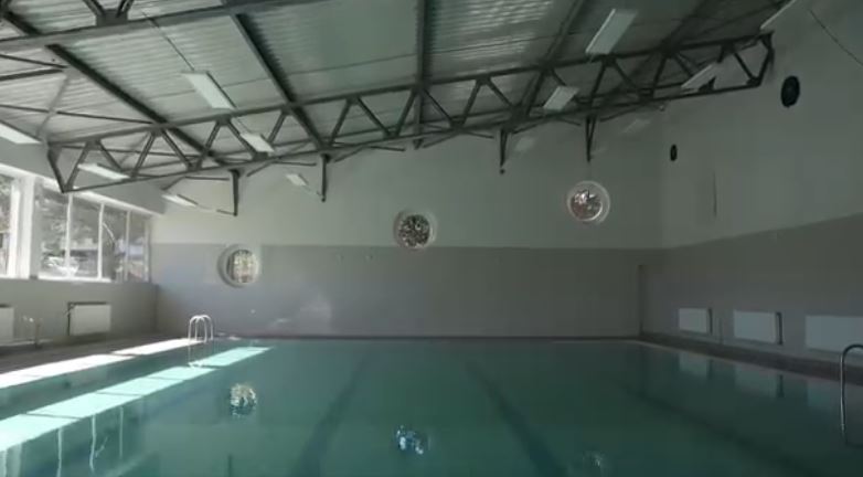 Училиштето „Никола Карев“ во Пробиштип е едно од ретките што имаат затворен базен - часовите по пливање се вистинска радост за учениците