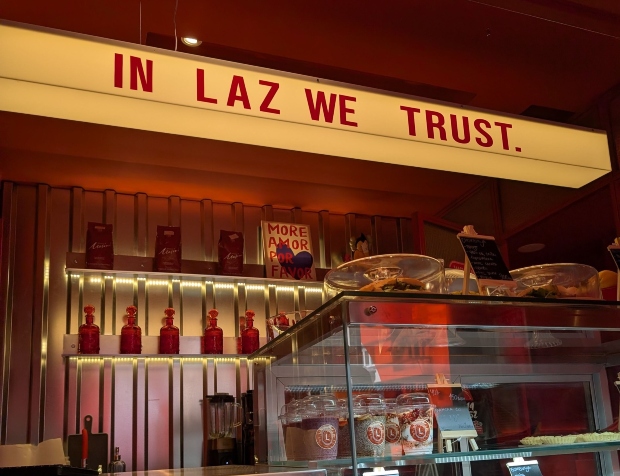 „Монотонија од црвенило“ во кафуле во Скопје