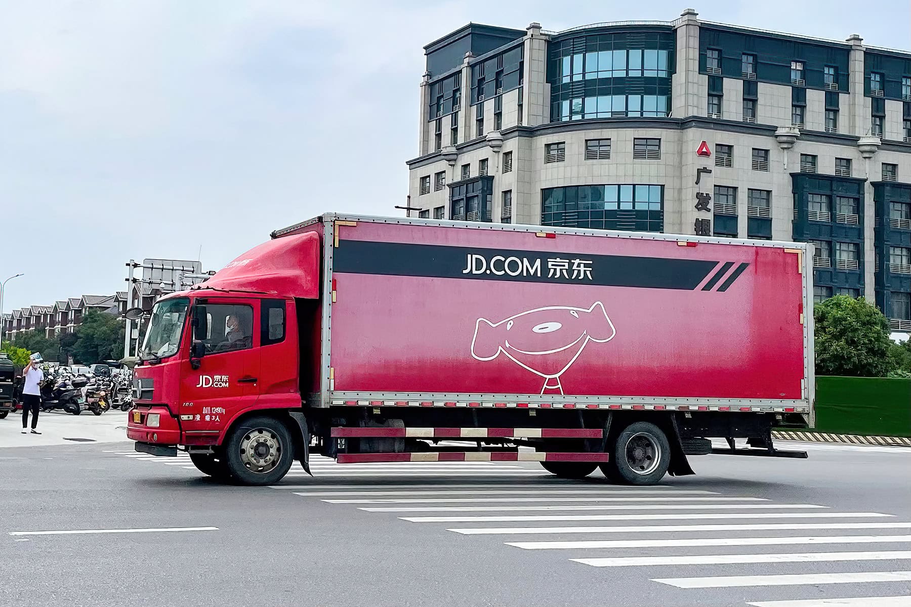 JOYBUY Е НОВИОТ ПРЕДИЗВИК ЗА ОНЛАЈН КУПУВАЊЕ: Кинески Амазон се подготвува за офанзива на европскиот пазар