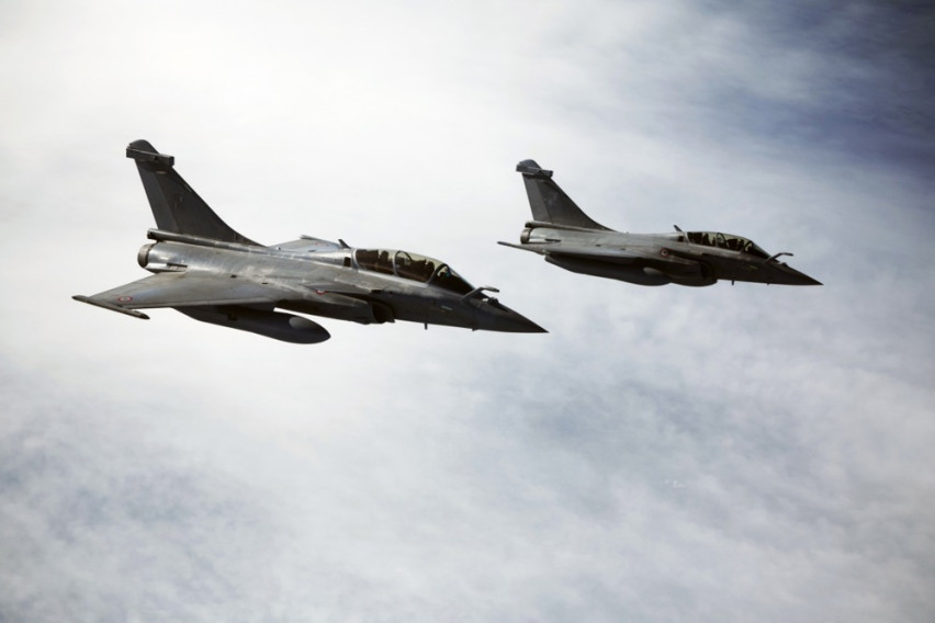 Франција испрати борбени авиони „Рафал“ во своите бази на Емиратите
