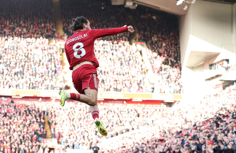 Кој што прави, Собослаи дава прекрасни голови од слободен удар