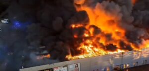 Најмалку 50 лица се повредени во пожар во фабрика за автоделови