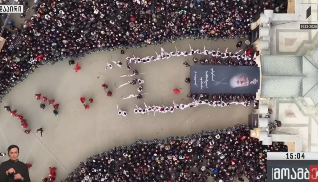 Огромен портрет со ликот на патријархот Илија низ улиците на Грузија (ВИДЕО)
