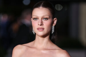 Дури ни семејниот скандал не ја спречува да им го помати умот на сите со топлес фотографија