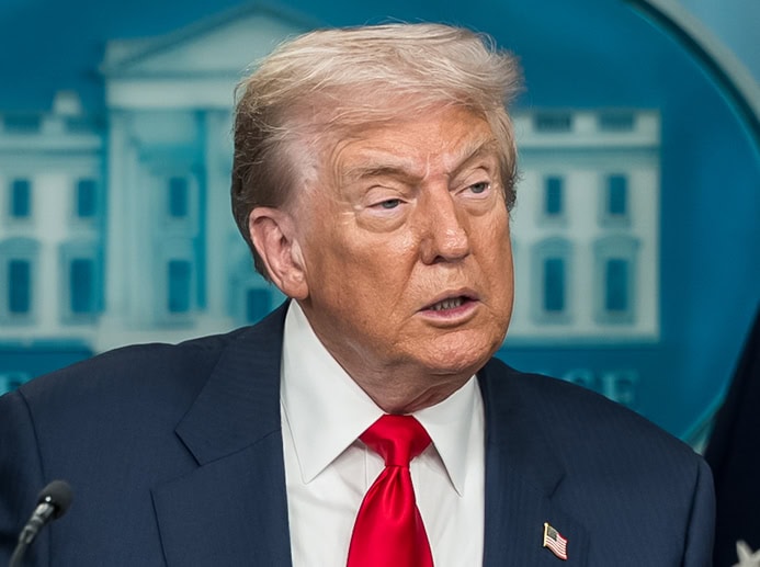 „ЗАРАБОТУВАМЕ МНОГУ ПАРИ ОД СКАПАТА НАФТА“, се пофали Трамп додека остатокот од светот се подготвува за нови ценовни шокови