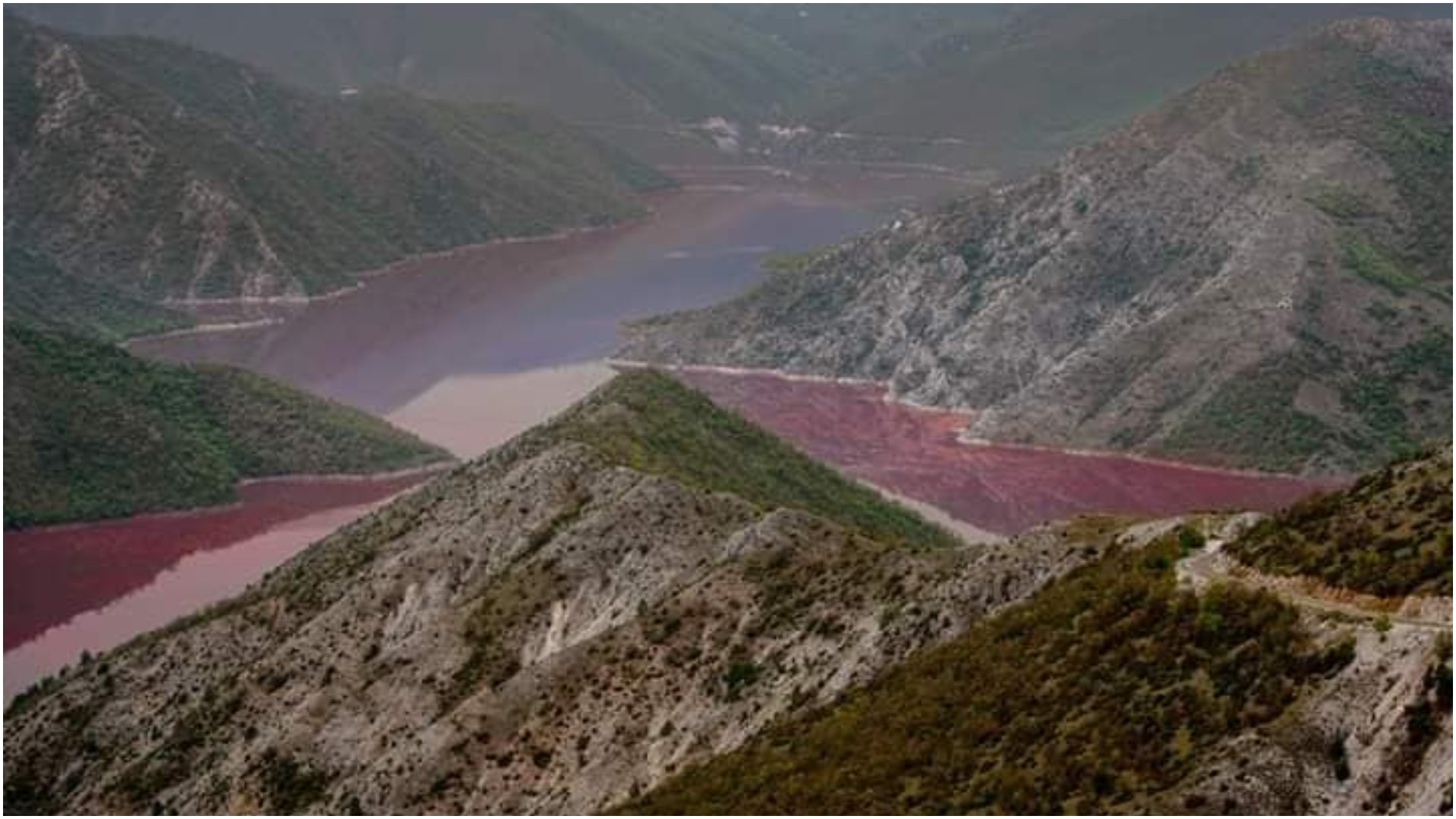 На само неколку километри од Скопје се случува редок феномен – езерото Козјак добива црвена боја