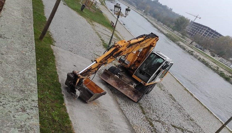 Започна акцијата за чистење на коритото на Вардар, информира градоначалникот Ѓорѓиевски