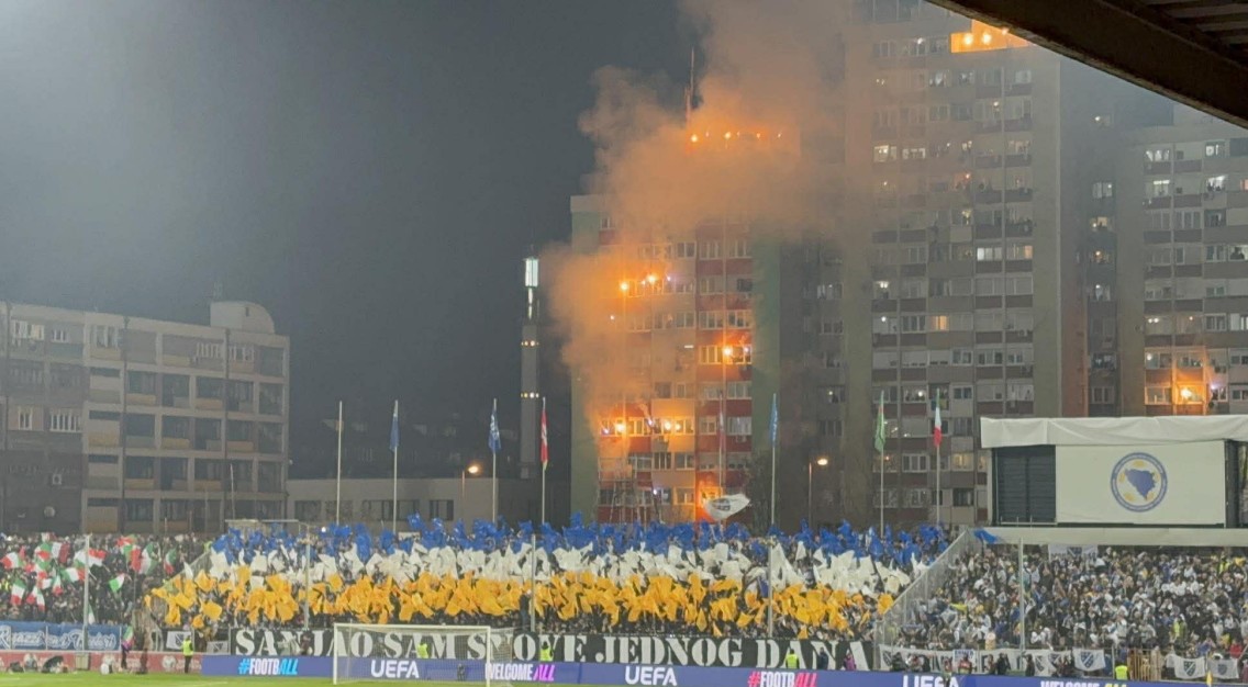 Фантастична кореографија на босанските навивачи, „гореа“ и зградите околу стадионот (ВИДЕО)
