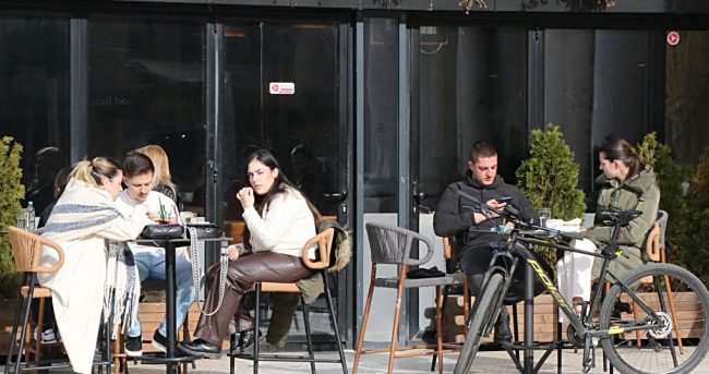 КАФЕАНИТЕ ЌЕ МОРА ДА НАПРАВАТ ПОСЕБЕН ВЛЕЗ ЗА НЕПУШАЧКИ ДЕЛ, ПРЕДЛОГ-ЗАКОНОТ ЗА ПУШЕЊЕ НА 24 МАРТ ЌЕ БИДЕ НА ВЛАДИНА СЕДНИЦА