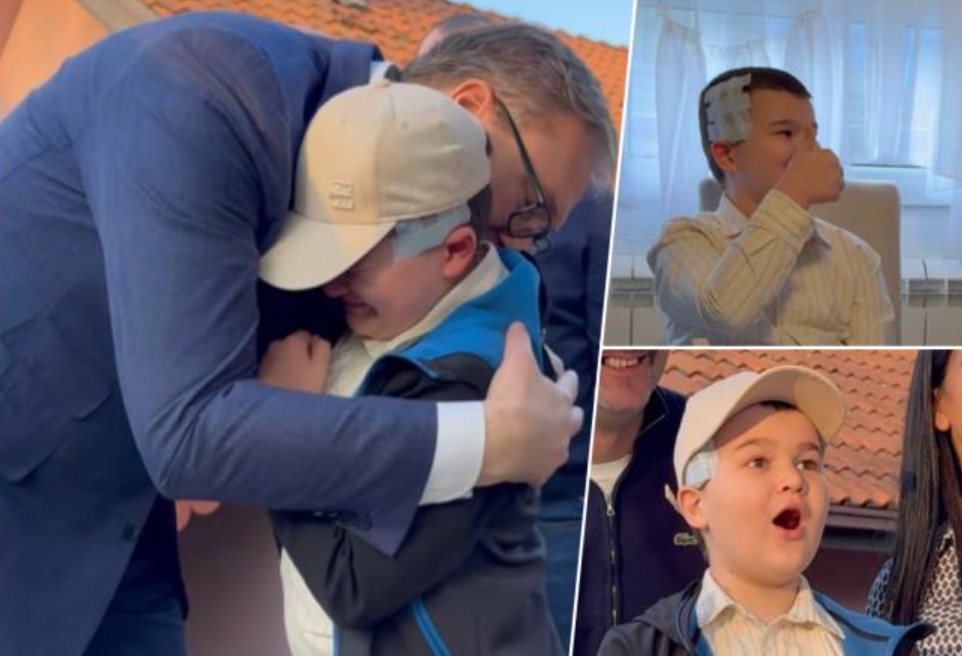 На Андрија кој боледува од ретка болест: Го запозна Вучиќ кој му подари шах (ФОТО)