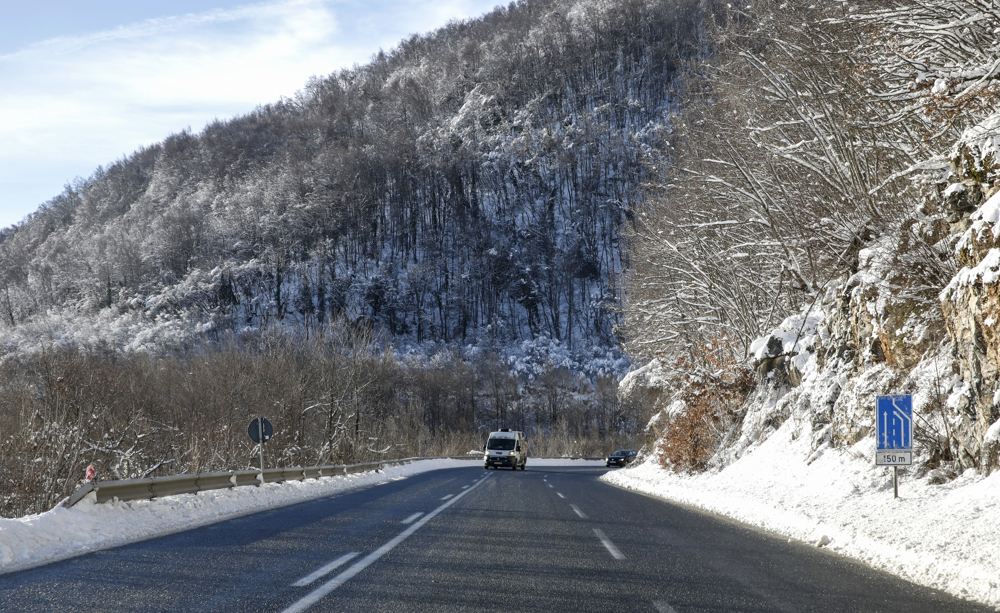 Сообраќајот по влажни коловози, на неколку планински превои има врнежи од снег