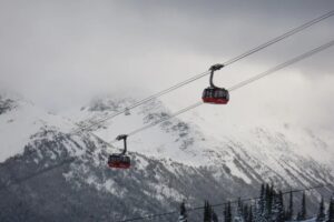 (ВИДЕО) Се урна гондола во швајцарски скијачки центар – еден патник загина