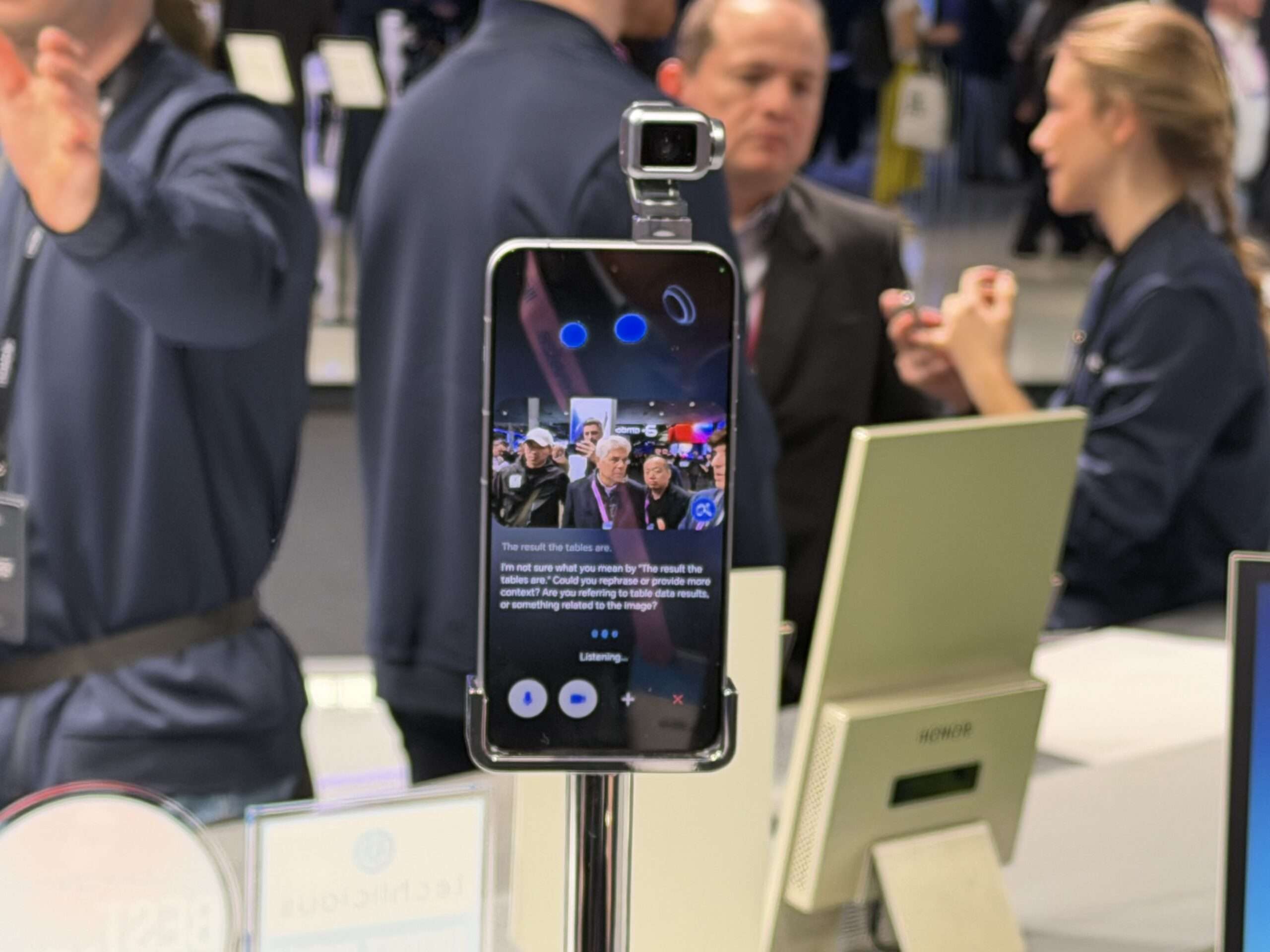 Honor Robot Phone го плени вниманието на MWC 2026 во Барселона