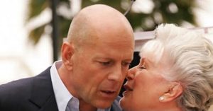 (ФОТО) МАЈКАТА НА БРУС ВИЛИС ИМА 90 ГОДИНИ И 22 ГОДИНИ ВОЛОНТИРА ВО ПОЛИЦИЈАТА: Еве зошто сите ја обожаваат!