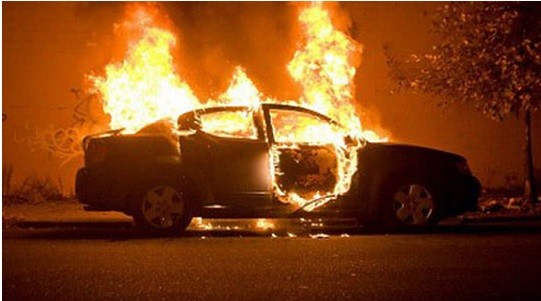 Пријавил дека две лица му го запалиле бмв-тп