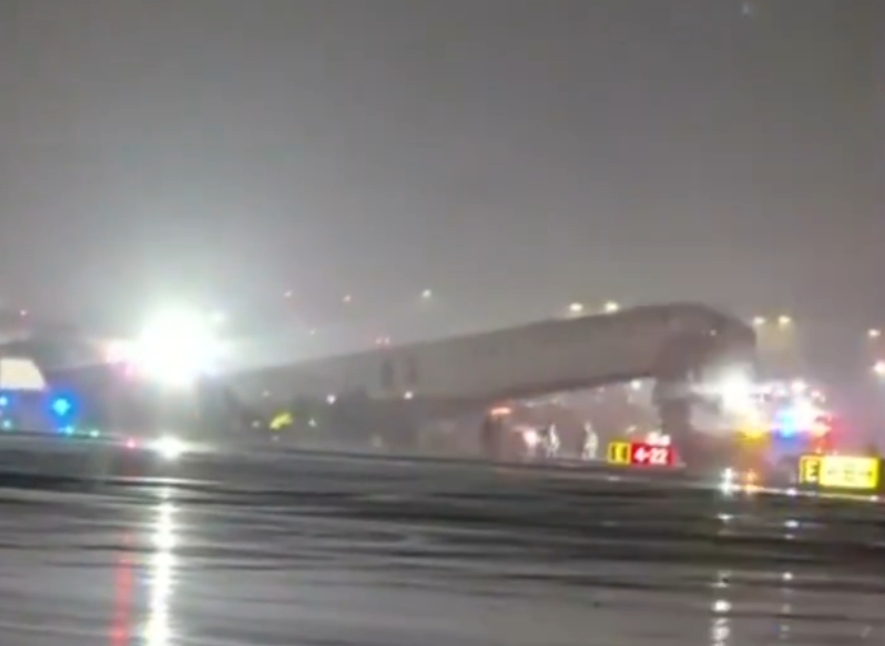 Авион на Ер Канада удри во противпожарен камион при слетување на пистата!