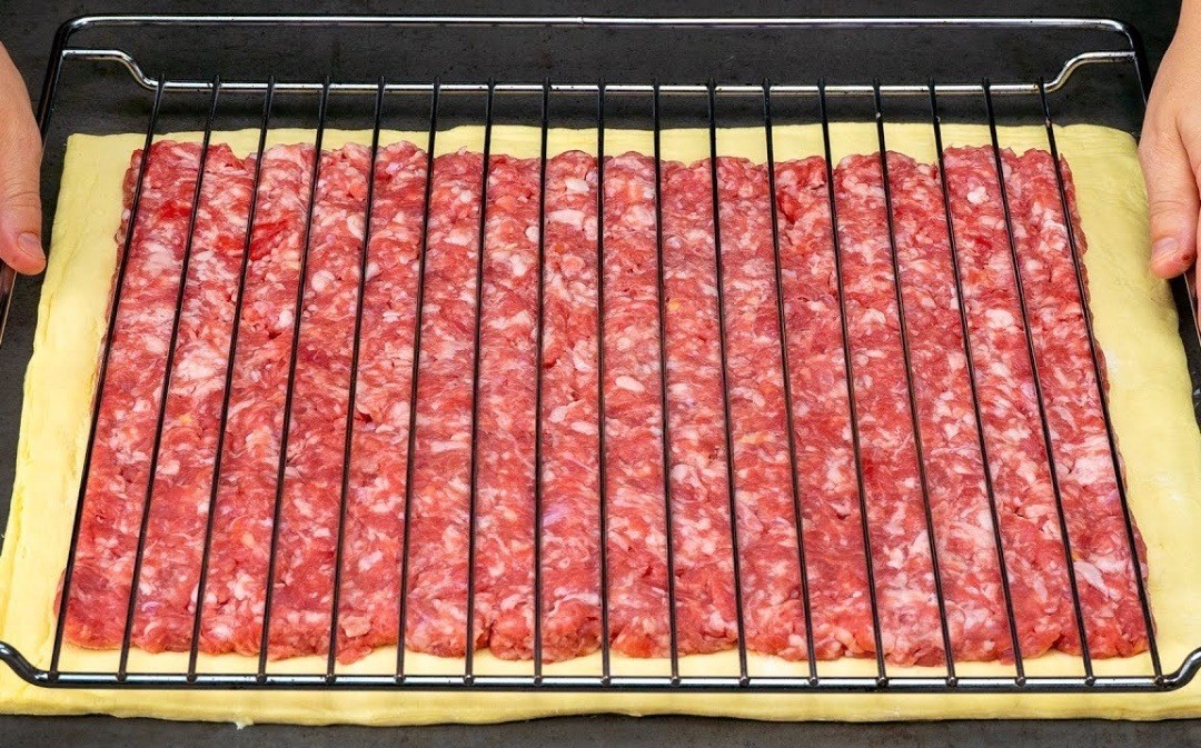 Ролнички од мелено месо и лиснато тесто – најбрзиот и највкусен рецепт што морате да го пробате!