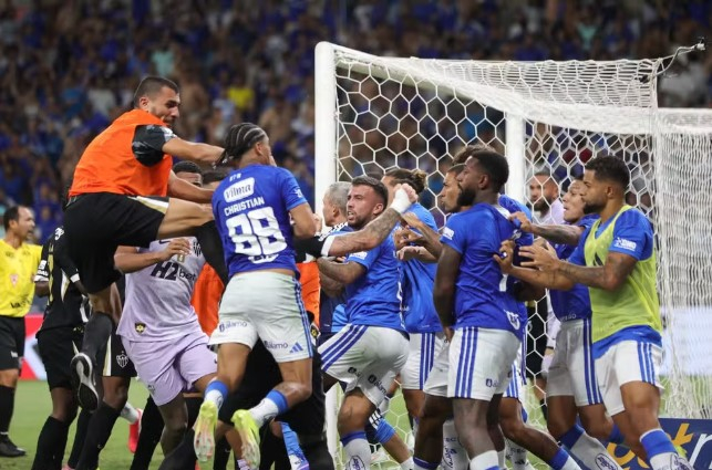 Дивјачко тепање меѓу Крузеиро и Атлетико, судијата ги реши со 23 црвени