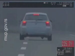 (ВИДЕО) Девојка возеше 225 км на час на место каде е дозволено 80