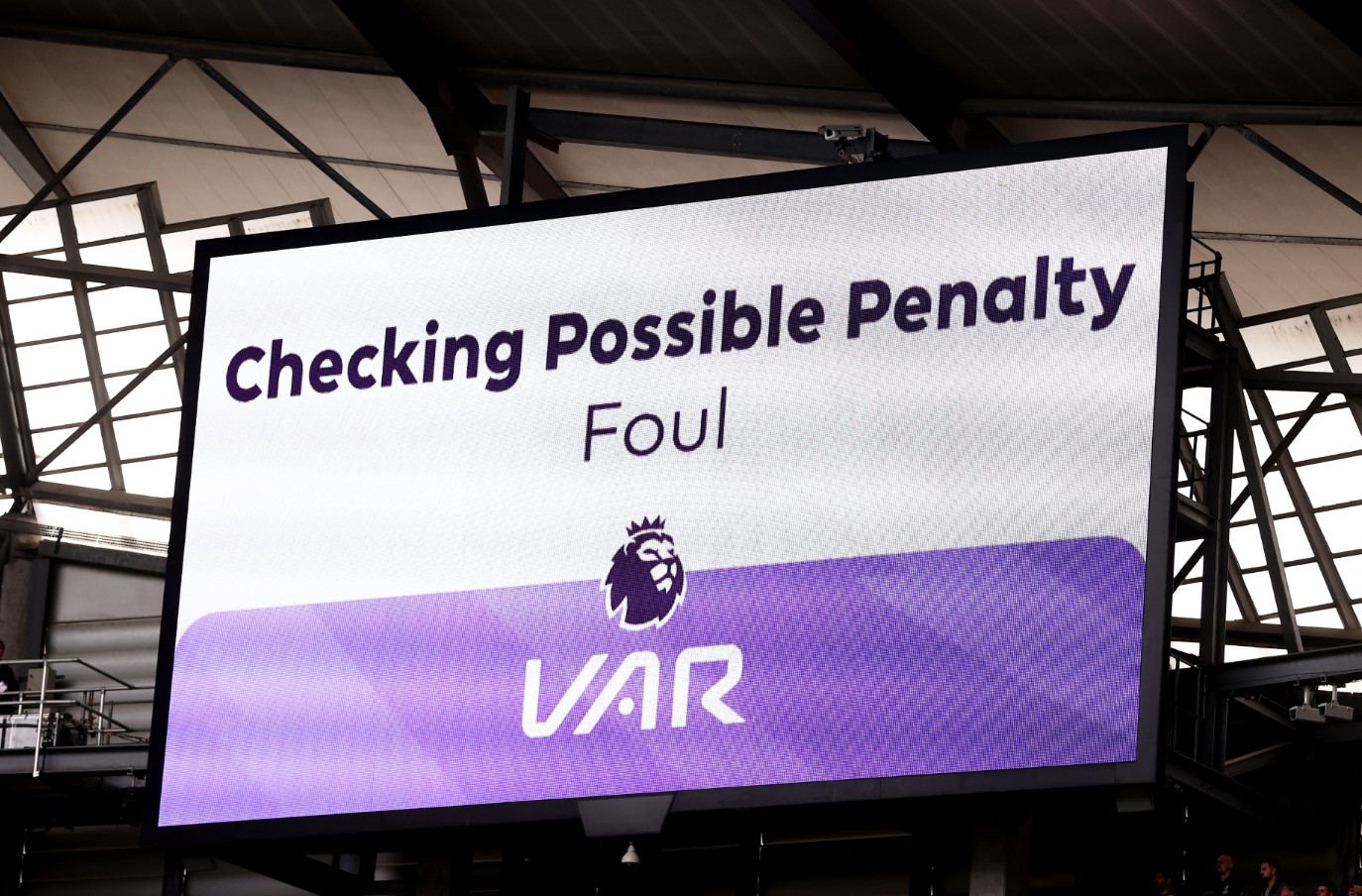 Навивачите во Англија си го кажаа своето – не го сакаат ВАР!