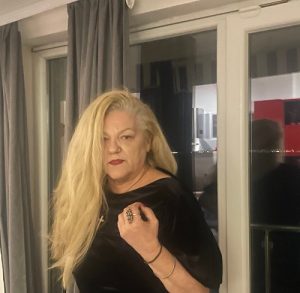 Денес роденден слави нашата позната актерка и пејачка Ана Костовска