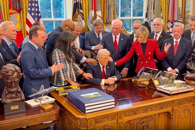 20 пастори од протестантски цркви се молеа над Трамп за успех во војната