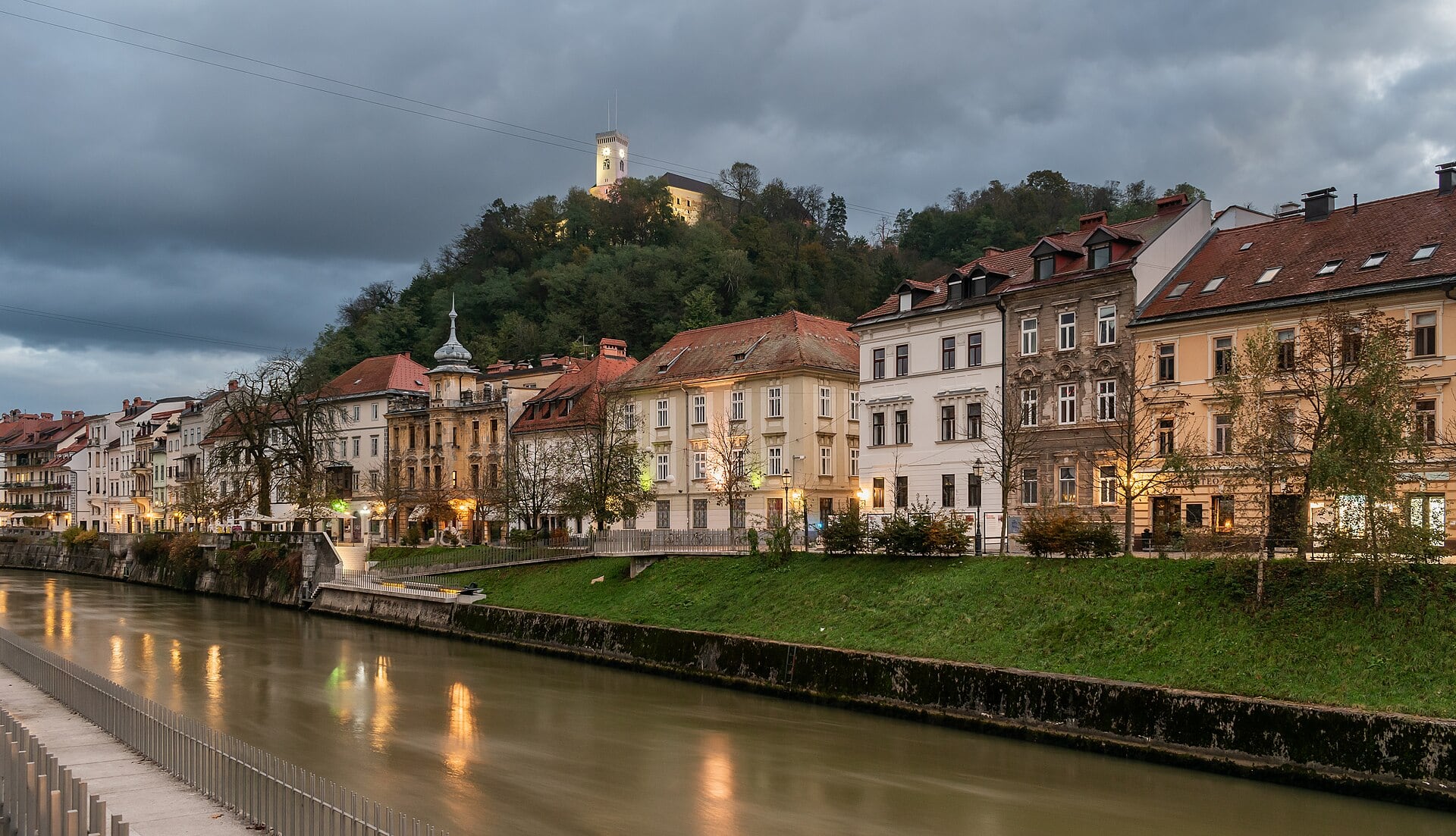 АФЕРАТА „ЦРНА КОЦКА“ ГО РАЗБРАНУВА ПРЕДИЗБОРИЕТО ВО СЛОВЕНИЈА: Сериозен удар по рејтингот на конкурентот на премиерот Голоб – десничарот Јанша