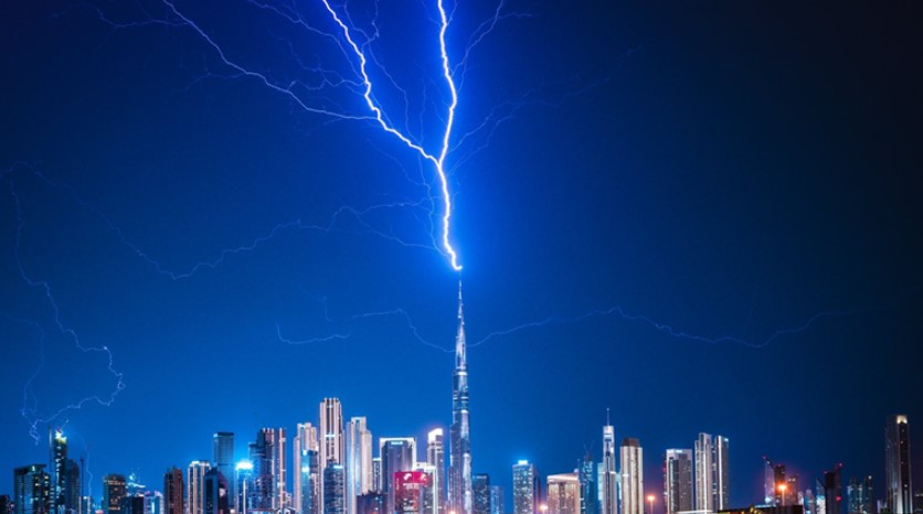 Гром ја погоди највисоката зграда во светот