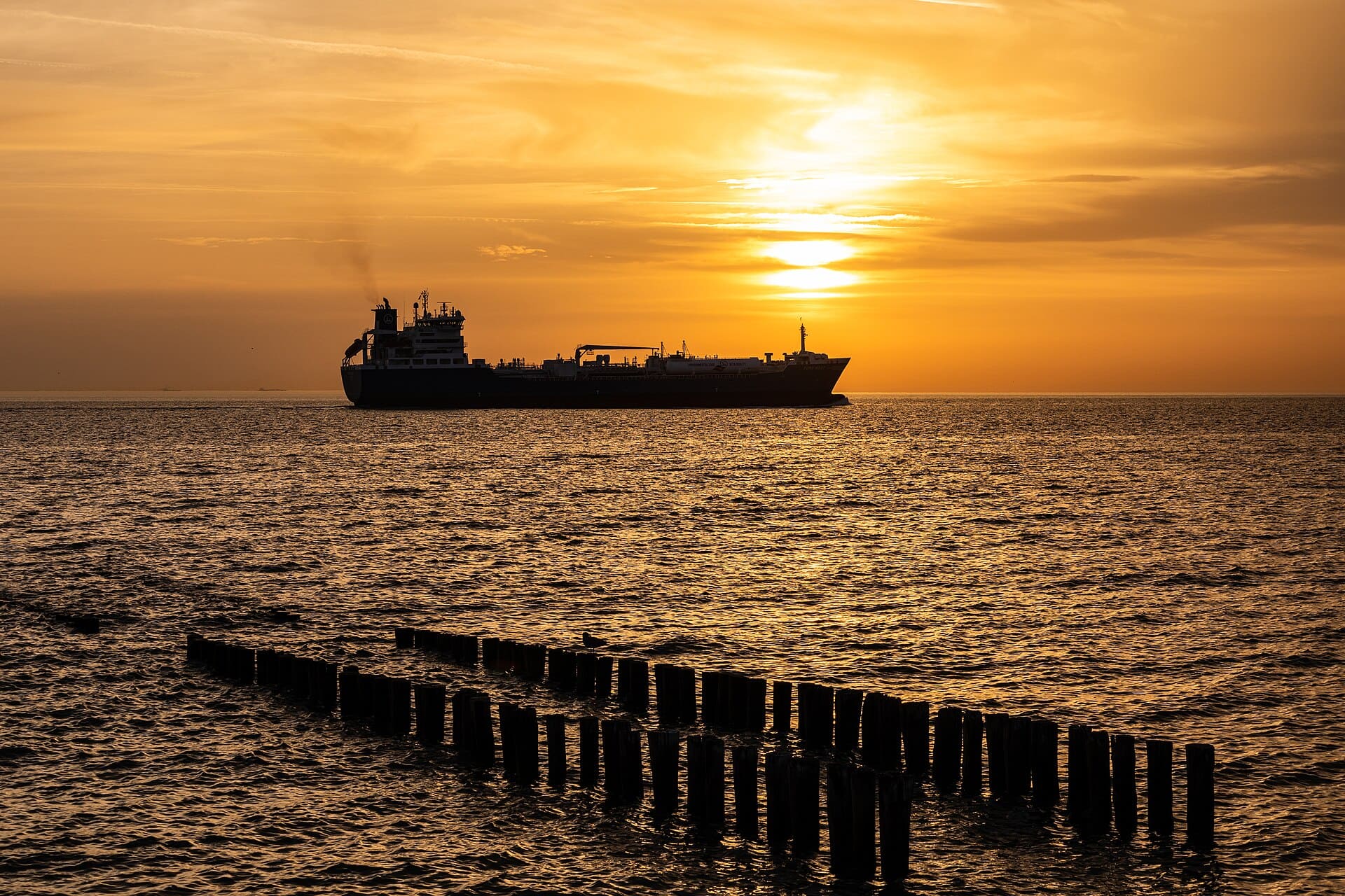 РАСТЕ НЕИЗВЕСНОСТА ВО ОРМУДСКИОТ ТЕСНЕЦ: Турски брод пуштен да помине додека десетици танкери чекаат зелено светло, САД најавува придружба на бродовите со својата морнарица