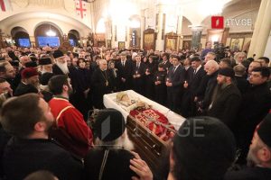 Грузија се простува од својот Патријарх – телото беше изложено во катедралата Света Троица (ВИДЕО)