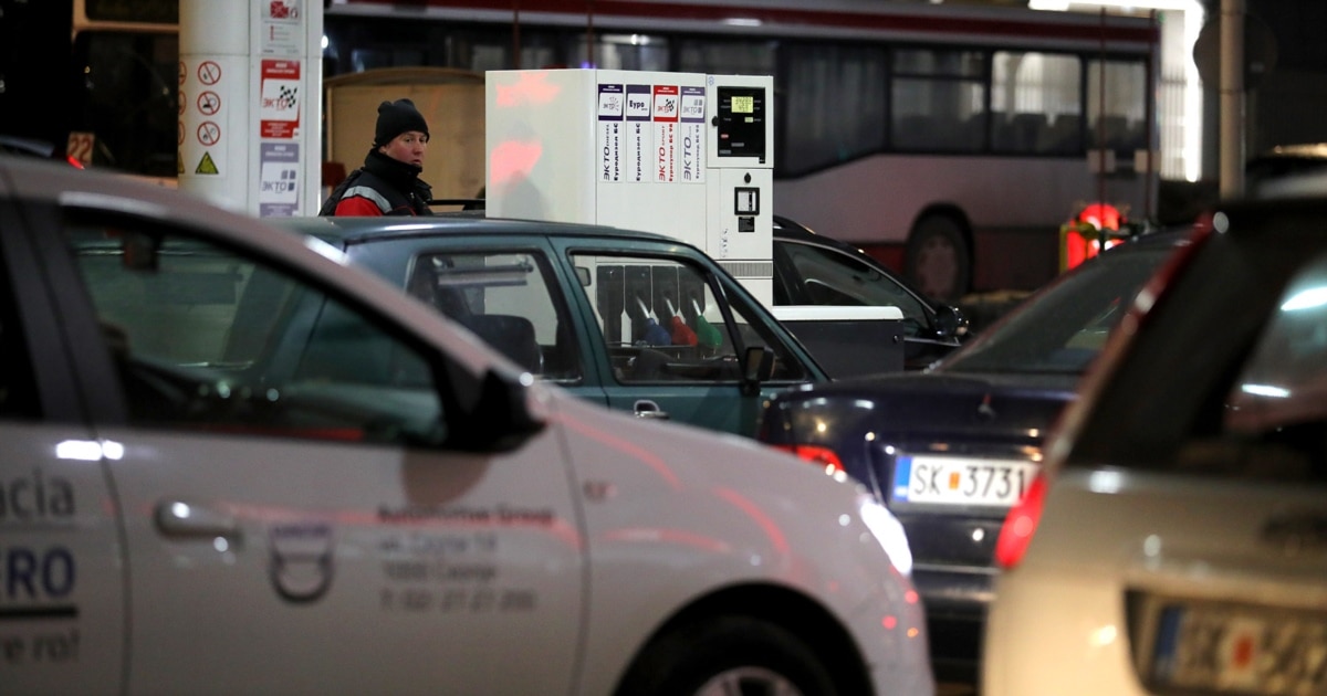 Нафтата поскапува – регионот со мерки, македонската влада размислува