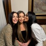 (Фото) Сестрата на Богдана Ражнатовиќ отиде во Москва: Мами воздишки во мини здолниште и мрежести чорапи