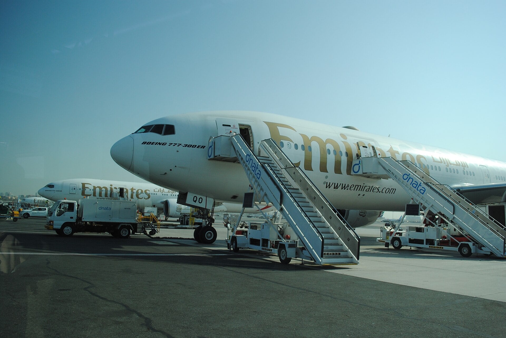 ВОЈНАТА СИЛНО УДРИ ПО ГЛОБАЛНИОТ ТУРИЗАМ: Откажани летови, заглавени крузери, сирени за узбуна во Дубаи, ги бутнаа акциите на хотелите и авиокомпаниите