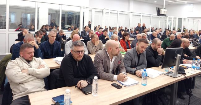 ВРАБОТЕН ВО АГЕНЦИЈАТА ЗА ОБЕЗБЕДУВАЊЕ „РУБИКОН“ ОБВИНЕТА ЗА „ПУЛС“, КОЈ БИЛ УПРАВИТЕЛ И ГИ НОСЕЛ ВО БАНКА ПЛАТИТЕ, СВЕДОЧЕШЕ ДЕКА НЕ ЗНАЕ КАДЕ Ѝ Е СЕДИШТЕТО  