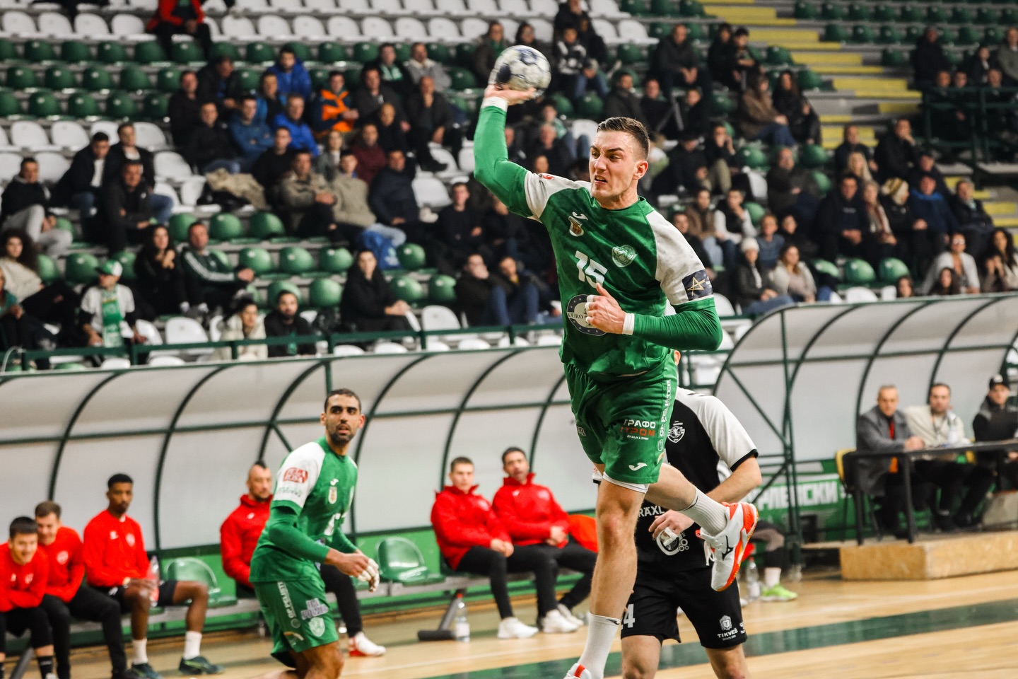 Хенигман од Пелистер оди во Алкалоид, во спротивен правец се движи Серафимов?!