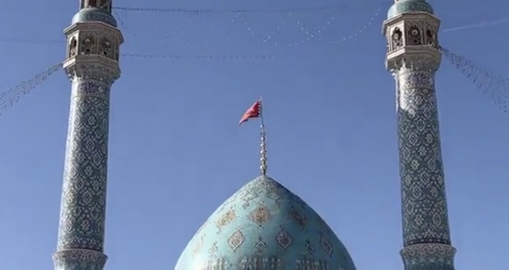 (Видео) Иран подигна црвено знаме и се заканува: „Денес ќе ги погодиме Израел и САД со сила каква никогаш не сте искусиле“