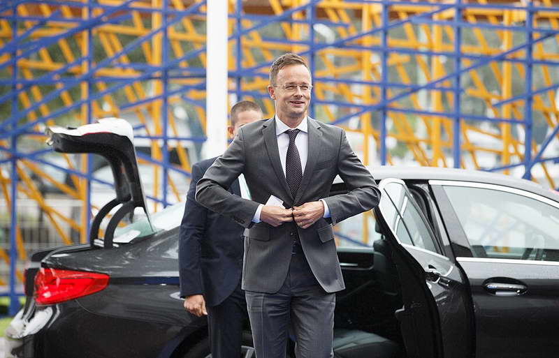 Унгарскиот министер за надворешни работи, Сијарто призна дека му се јавува на рускиот колега Лавров за време на состаноци на ЕУ