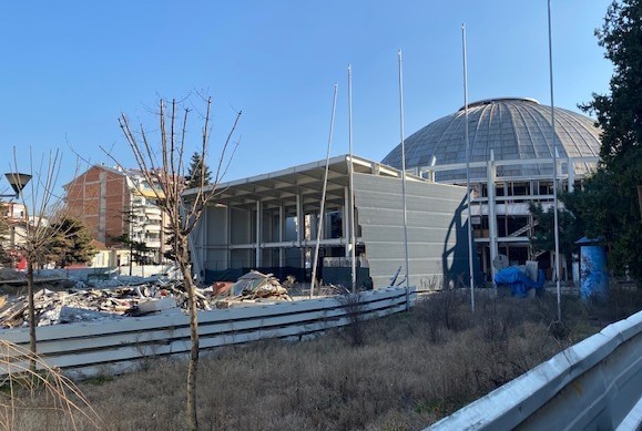 По години чекање: Избран изведувач за Универзалната сала