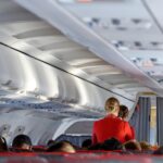 Стјуардесите откриваат пет работи што никогаш не треба да ги нарачувате во авион