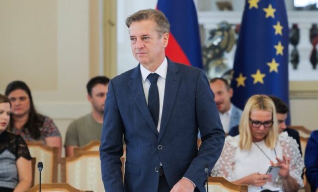 Голоб тесно го победи Јанша со само еден мандат повеќе: Откри за што нема да преговара