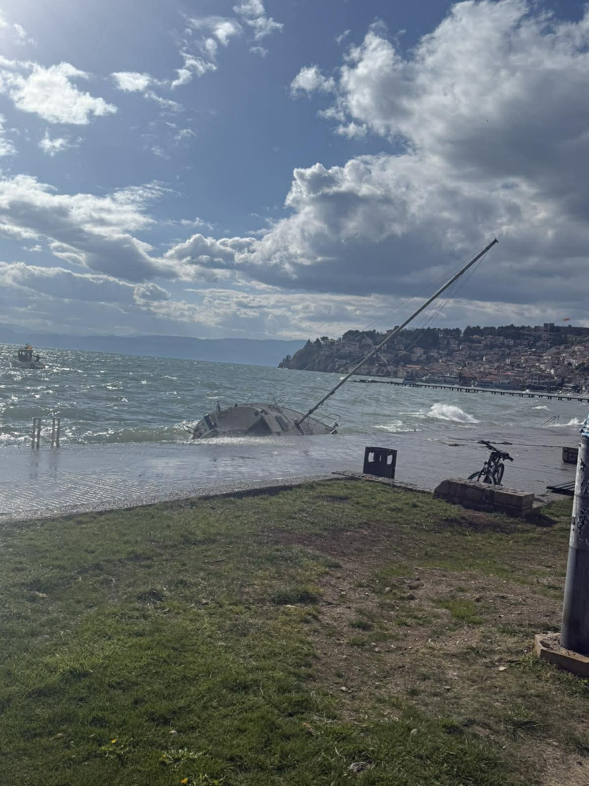 (ВИДЕО) Силните бранови во езерото истуркаа едрилица крај брегот